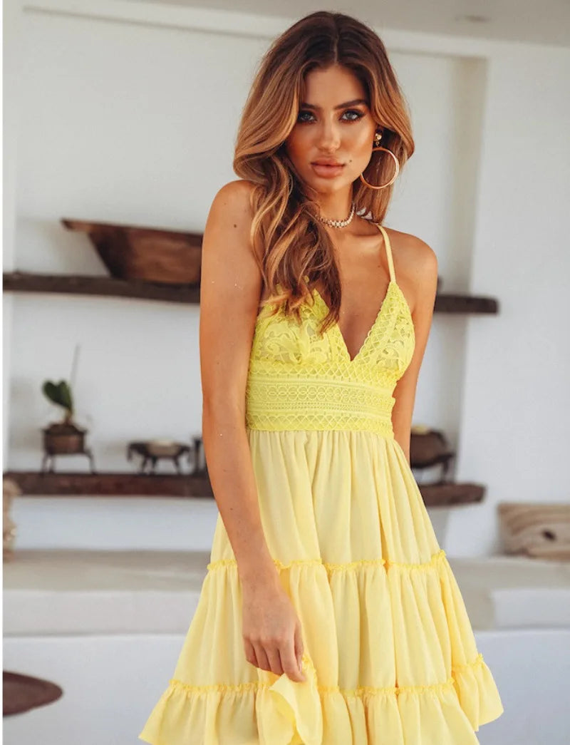 Robe plissée élégante et tendance, couleur unie, avec décolleté dos nu, ornée de fleurs ajourées et de bretelles en dentelle, idéale pour les vacances à la plage
