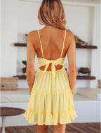 Robe plissée élégante et tendance, couleur unie, avec décolleté dos nu, ornée de fleurs ajourées et de bretelles en dentelle, idéale pour les vacances à la plage