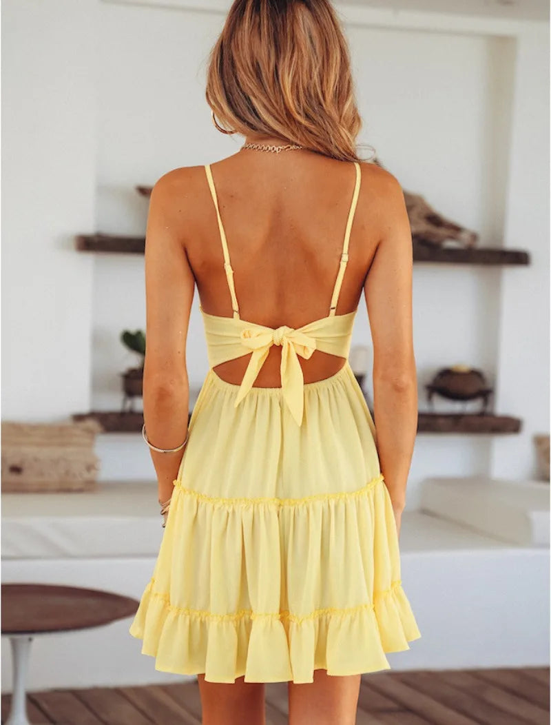 Robe plissée élégante et tendance, couleur unie, avec décolleté dos nu, ornée de fleurs ajourées et de bretelles en dentelle, idéale pour les vacances à la plage