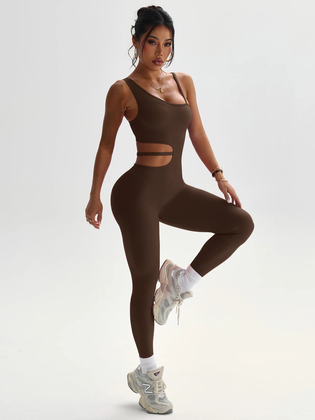 Beau design au dos, leggings de yoga sexy une pièce, adaptés aux combinaisons de sport respirantes et à séchage rapide pour femmes.