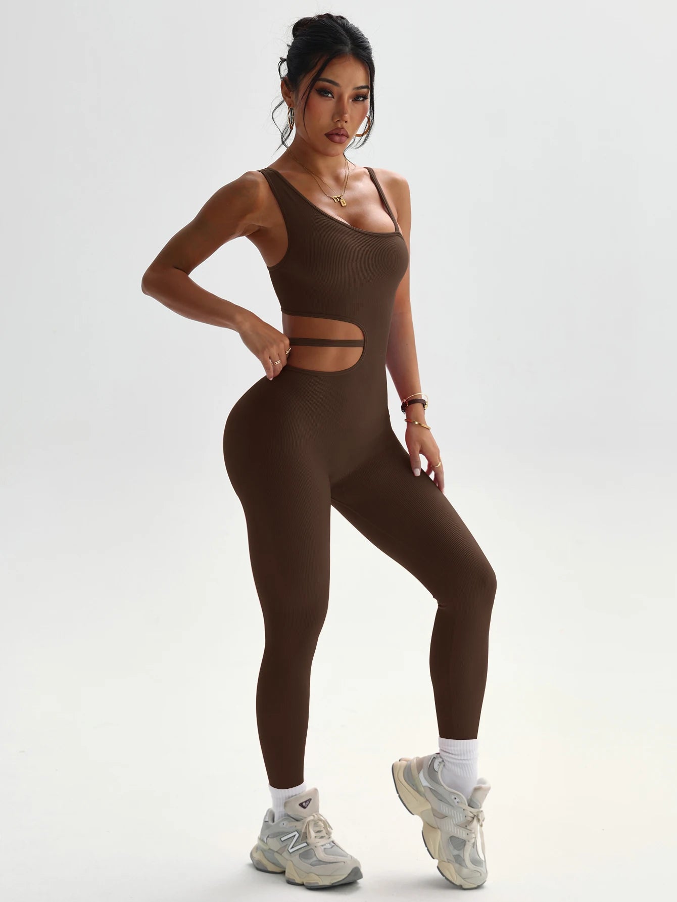 Beau design au dos, leggings de yoga sexy une pièce, adaptés aux combinaisons de sport respirantes et à séchage rapide pour femmes.