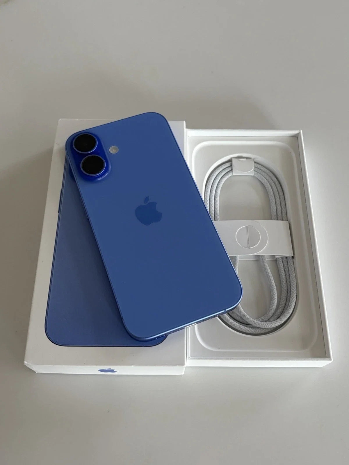 iPhone 16 d'origine 128GB/256GB/512GB ROM 8GB RAM débloqué 5G téléphone portable iPhone16 paquet officiel ressemble à neuf