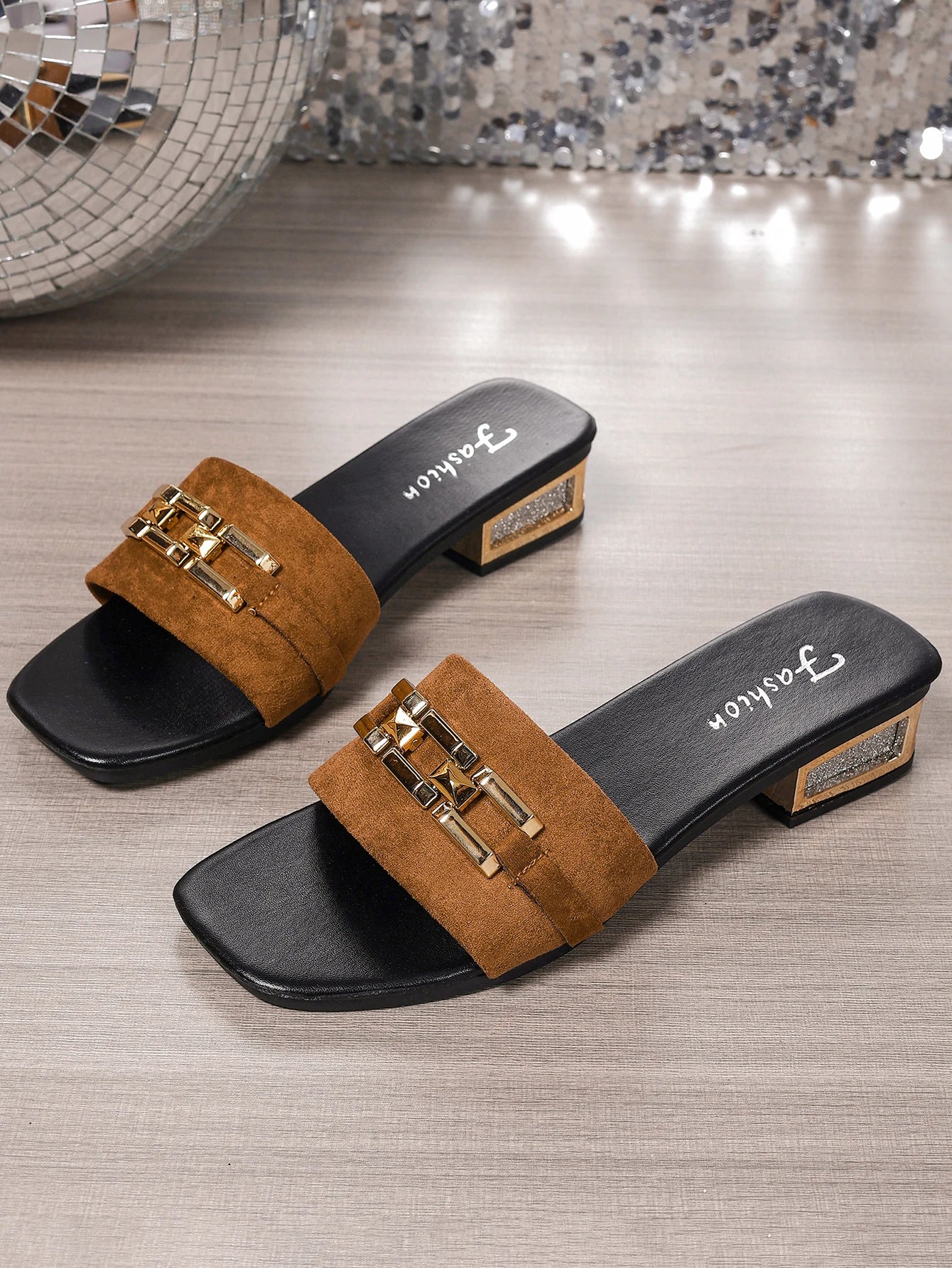 Sandales décontractées pour femmes printemps et été, sandales unisexes à la mode avec boucle en métal bohème, chaussures de plage, sandales polyvalentes à talons chaton, vacances, fêtes, vêtements de travail quotidi