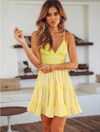 Robe plissée élégante et tendance, couleur unie, avec décolleté dos nu, ornée de fleurs ajourées et de bretelles en dentelle, idéale pour les vacances à la plage