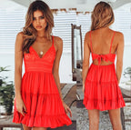 Robe plissée élégante et tendance, couleur unie, avec décolleté dos nu, ornée de fleurs ajourées et de bretelles en dentelle, idéale pour les vacances à la plage