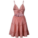 Robe plissée élégante et tendance, couleur unie, avec décolleté dos nu, ornée de fleurs ajourées et de bretelles en dentelle, idéale pour les vacances à la plage