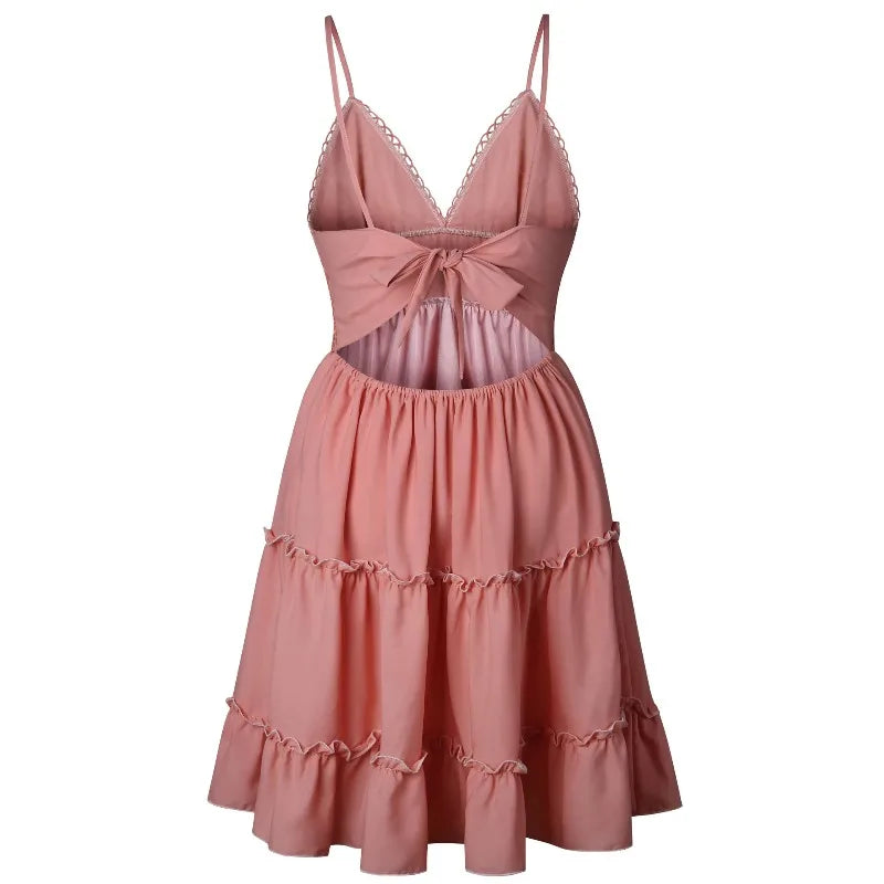 Robe plissée élégante et tendance, couleur unie, avec décolleté dos nu, ornée de fleurs ajourées et de bretelles en dentelle, idéale pour les vacances à la plage