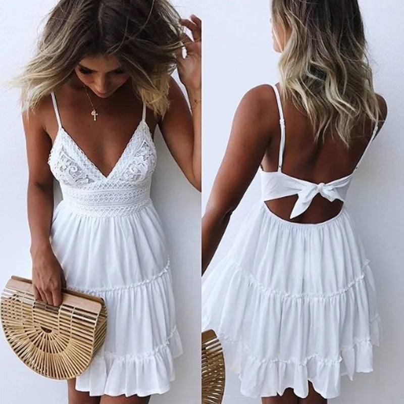 Robe plissée élégante et tendance, couleur unie, avec décolleté dos nu, ornée de fleurs ajourées et de bretelles en dentelle, idéale pour les vacances à la plage