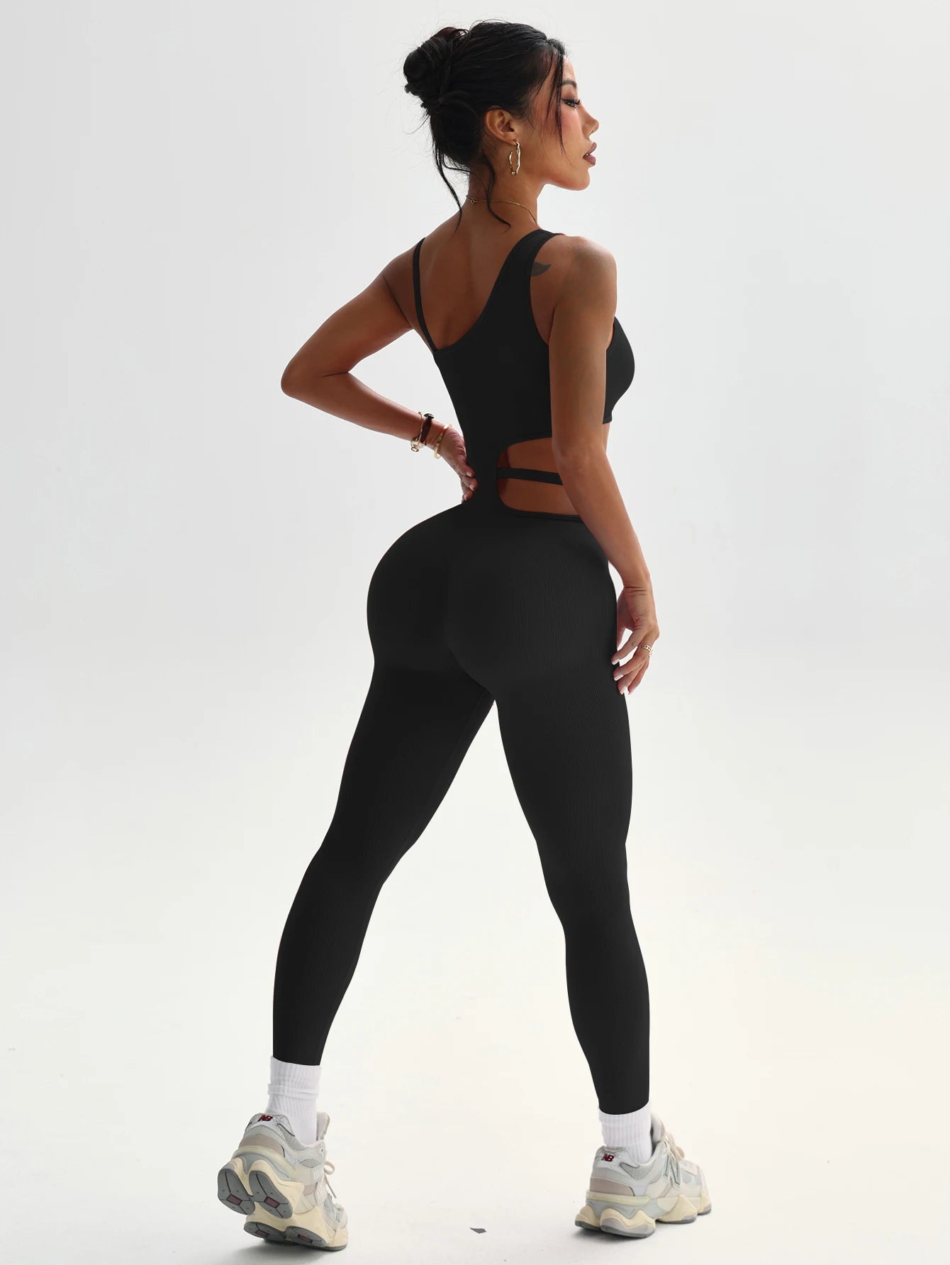 Beau design au dos, leggings de yoga sexy une pièce, adaptés aux combinaisons de sport respirantes et à séchage rapide pour femmes.