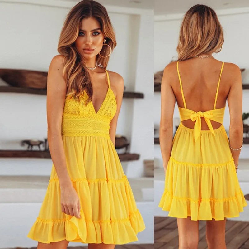 Robe plissée élégante et tendance, couleur unie, avec décolleté dos nu, ornée de fleurs ajourées et de bretelles en dentelle, idéale pour les vacances à la plage