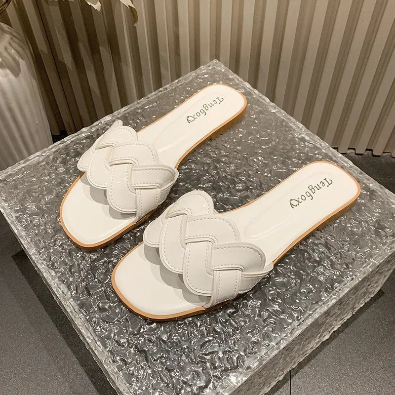 Été 2026 nouvelles pantoufles pour femmes été bout carré chaussures plates femmes large Version pantoufles sandales en plein air chaussures décontractées quotidiennes - FATAONÉté 2026 nouvelles pantoufles pour femmes été bout carré chaussures plates femmes large Version pantoufles sandales en plein air chaussures décontractées quotidiennesMode FemmeFATAON