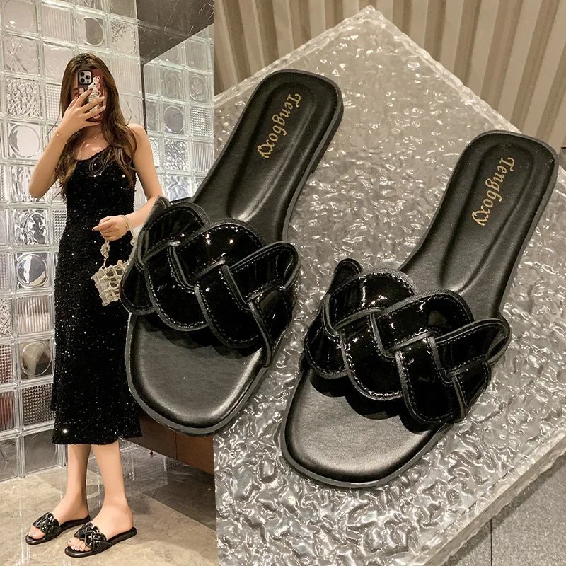Été 2026 nouvelles pantoufles pour femmes été bout carré chaussures plates femmes large Version pantoufles sandales en plein air chaussures décontractées quotidiennes - FATAONÉté 2026 nouvelles pantoufles pour femmes été bout carré chaussures plates femmes large Version pantoufles sandales en plein air chaussures décontractées quotidiennesMode FemmeFATAON