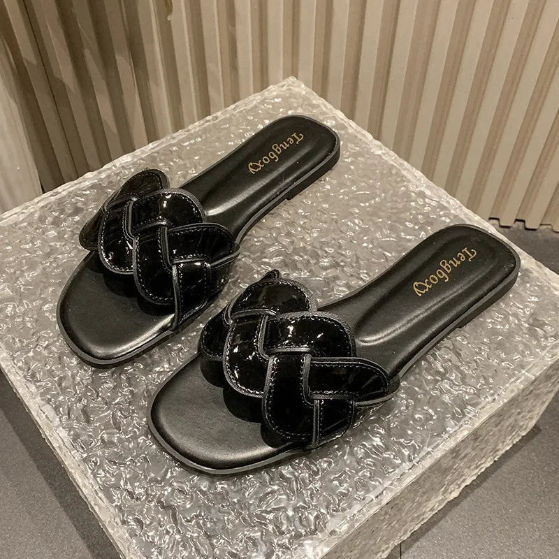 Été 2026 nouvelles pantoufles pour femmes été bout carré chaussures plates femmes large Version pantoufles sandales en plein air chaussures décontractées quotidiennes - FATAONÉté 2026 nouvelles pantoufles pour femmes été bout carré chaussures plates femmes large Version pantoufles sandales en plein air chaussures décontractées quotidiennesMode FemmeFATAON