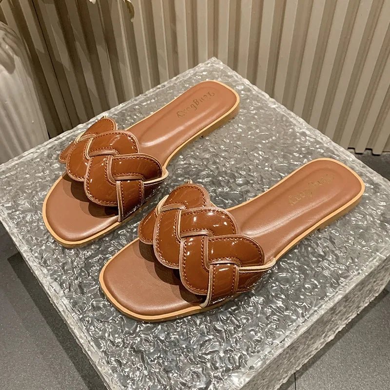 Été 2026 nouvelles pantoufles pour femmes été bout carré chaussures plates femmes large Version pantoufles sandales en plein air chaussures décontractées quotidiennes - FATAONÉté 2026 nouvelles pantoufles pour femmes été bout carré chaussures plates femmes large Version pantoufles sandales en plein air chaussures décontractées quotidiennesMode FemmeFATAON