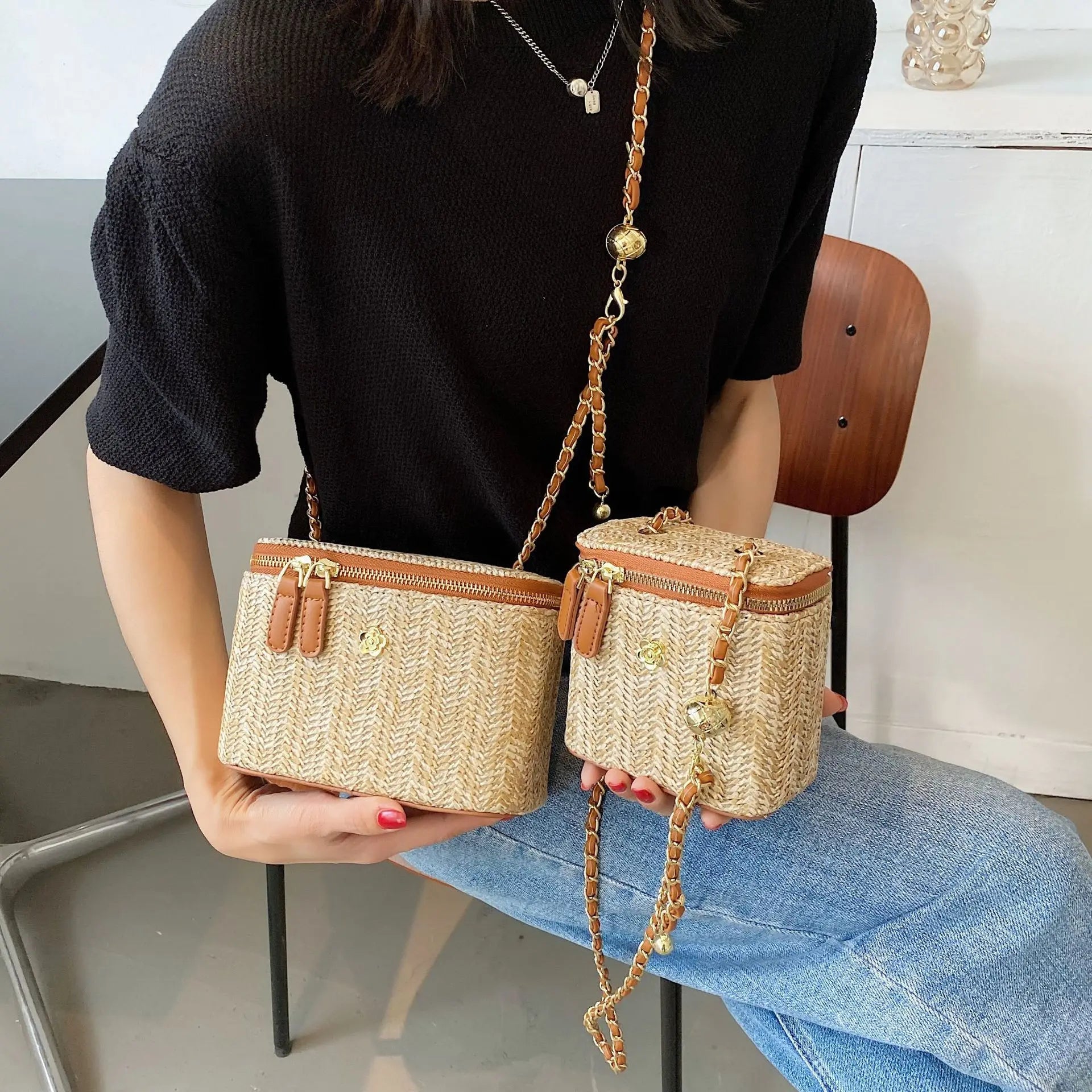Mini sac à bandoulière seau en paille pour femmes, sacs à main et bourses de marque tissés avec chaîne à la mode, sacs à bandoulière simples, été 2026 - FATAONMini sac à bandoulière seau en paille pour femmes, sacs à main et bourses de marque tissés avec chaîne à la mode, sacs à bandoulière simples, été 2026Mode FemmeFATAON