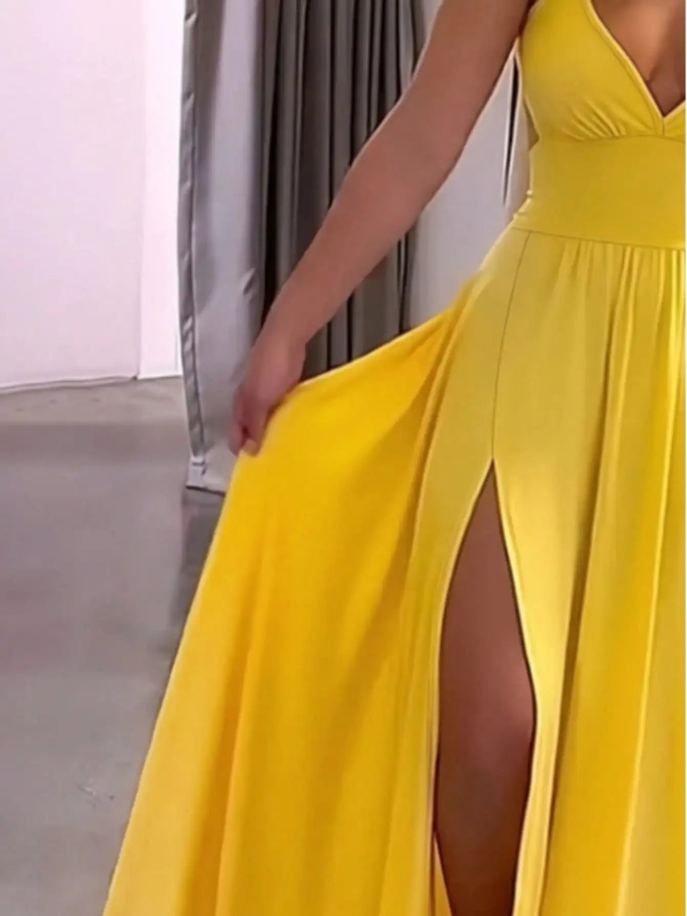 Robe Camisole Décontractée Sexy à Fente et Lacets au Dos 2026, Robe Élégante Sans Manches à Col en V et Taille Cintrée, Tenue de Soirée pour Femme - FATAONRobe Camisole Décontractée Sexy à Fente et Lacets au Dos 2026, Robe Élégante Sans Manches à Col en V et Taille Cintrée, Tenue de Soirée pour FemmeMode FemmeFATAON
