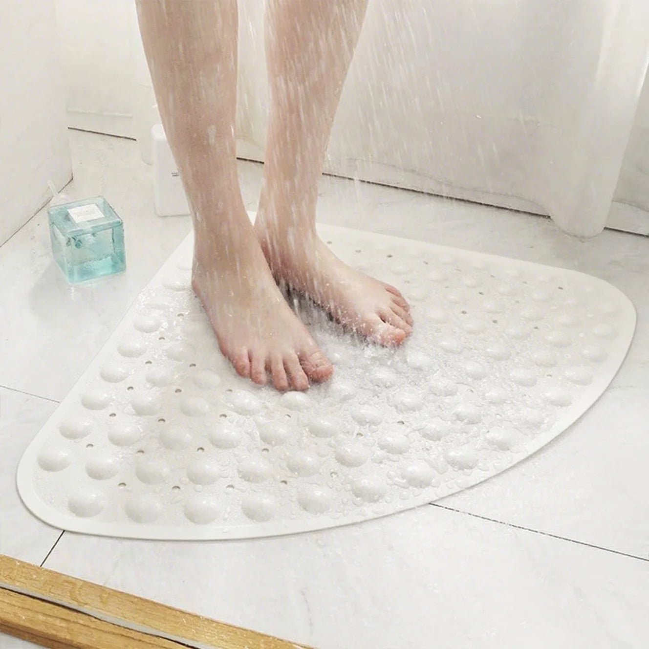 Tapis de douche d'angle antidérapant - 53x53cm - Tapis de douche d'angle pour l'intérieur de la douche, tapis de bain triangulaire antidérapant pour la salle de bain - FATAONTapis de douche d'angle antidérapant - 53x53cm - Tapis de douche d'angle pour l'intérieur de la douche, tapis de bain triangulaire antidérapant pour la salle de bainSolutions MaisonFATAON